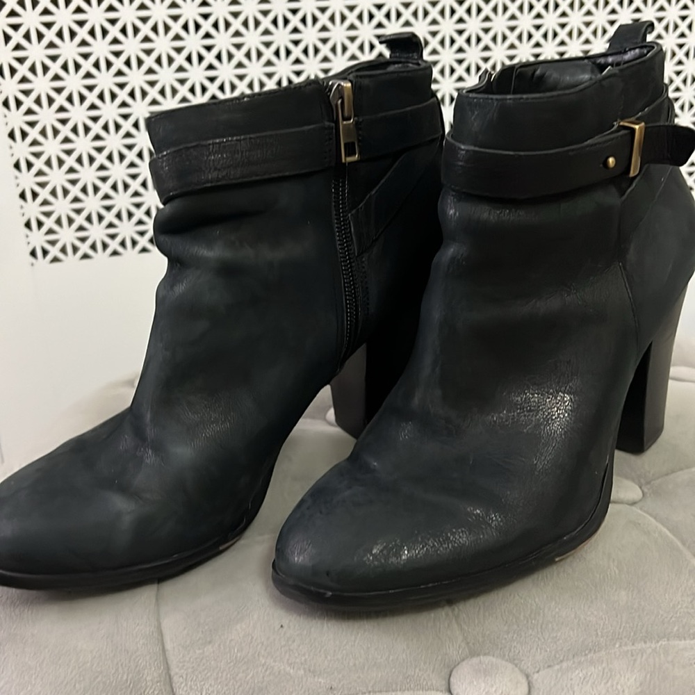 Ann Taylor size 7 booties black nubuck leather